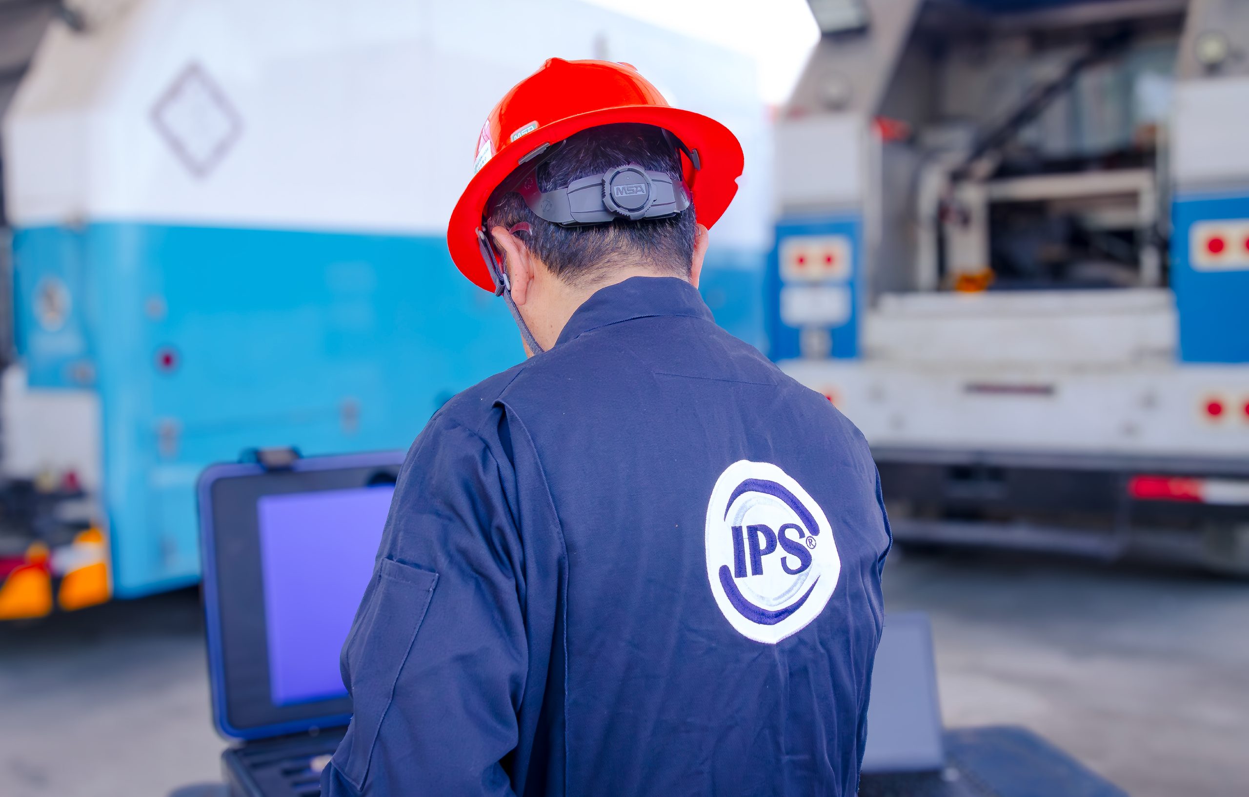 Field engineer facing a well testing unit