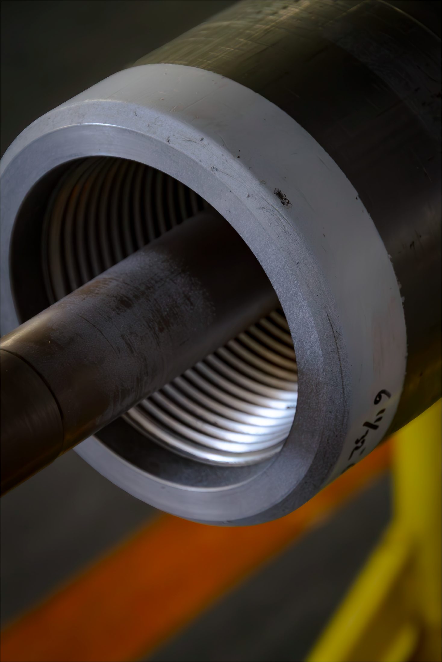 Threaded connection inside a crossover sub