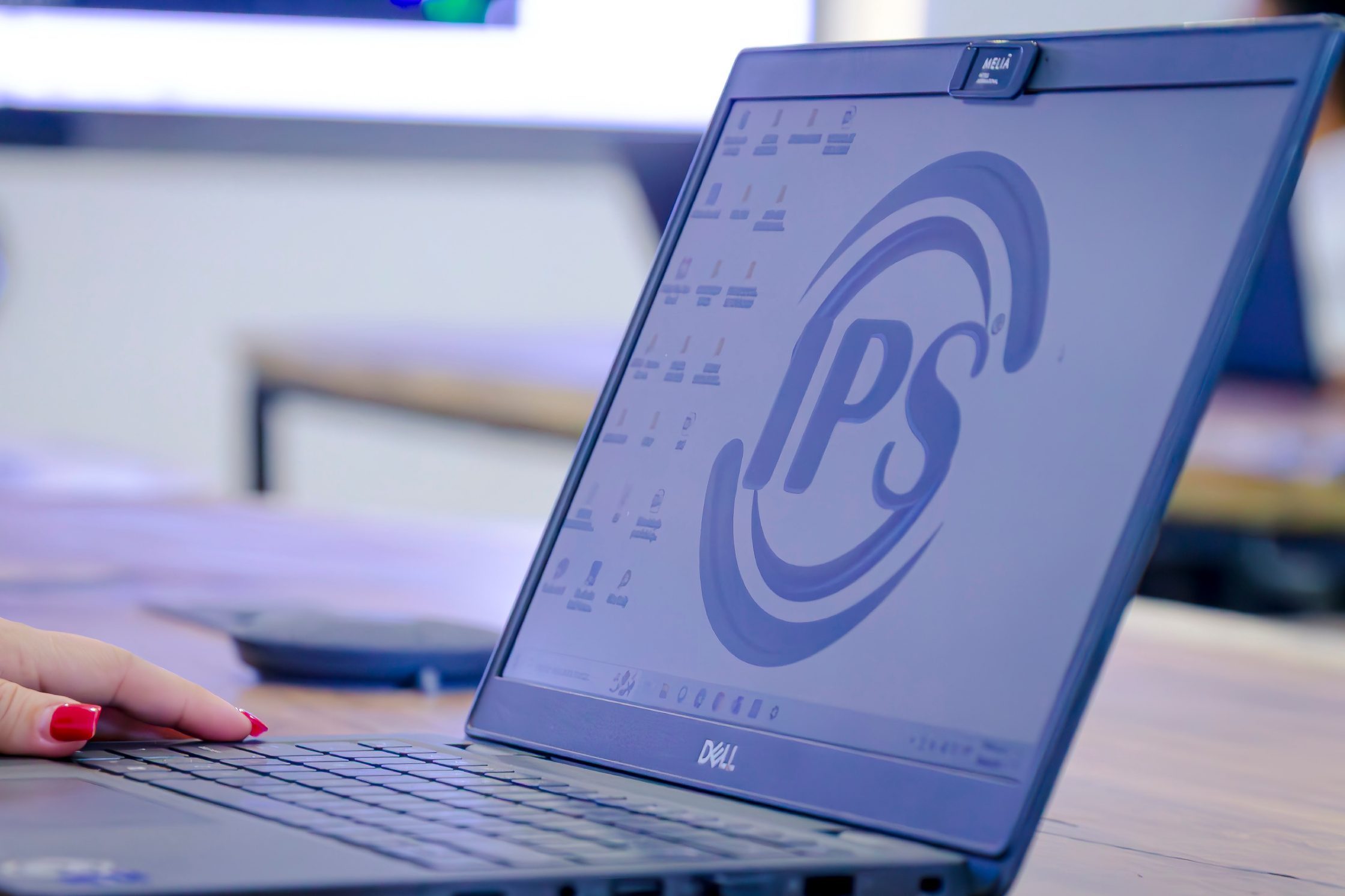 Laptop screen showing well engineering software with the Grupo IPS logo
